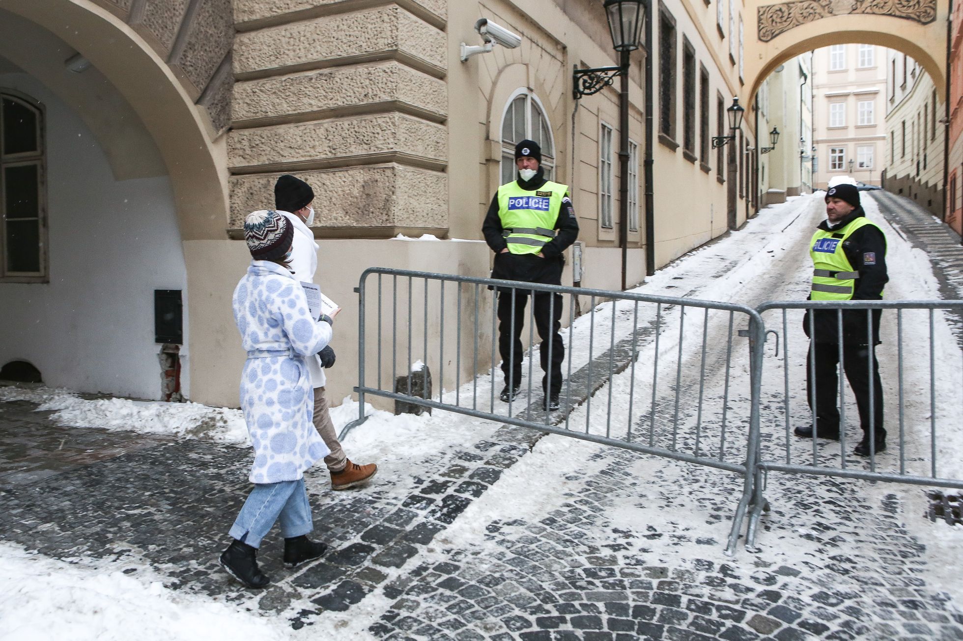 Protest studentů v županech za návrat do škol a podporu petice Nesmíme obětovat děti, 11. únor 2021