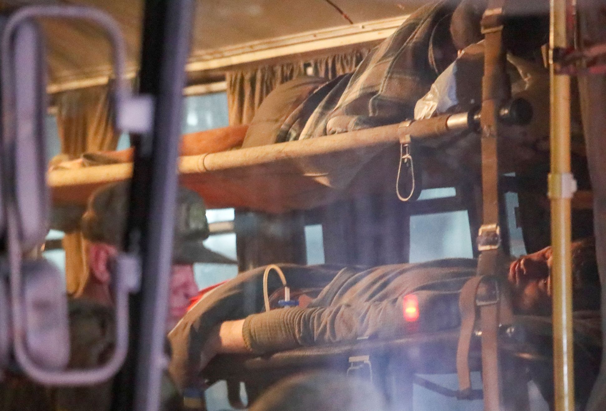 Autobusy odvážejí ukrajinské vojáky z Azovstalu