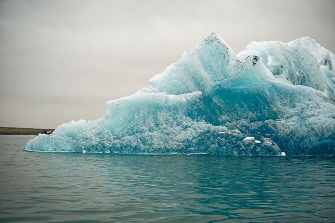 Ledovec na islandském jezeře Jökulsárlón.