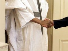 Nigerský prezident Mamadou Tandja stojí v čele státu od roku 1999. S hnutím MNJ odmítá jednat. Letos by v zemi měly proběhnout přímé prezidentské volby, ve kterých by podle ústavy již Tandja neměl kandidovat. Není však jisté, zda se své moci vzdá.
