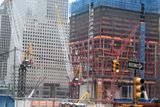 Ground Zero. Nebo spíš prostě největší staveniště v New Yorku. Devět let poté.