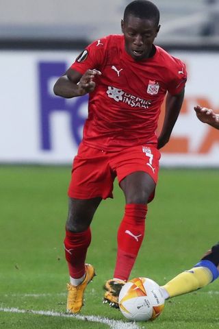 Max Gradel ze Sivassporu (v červeném) v utkání Evropské ligy