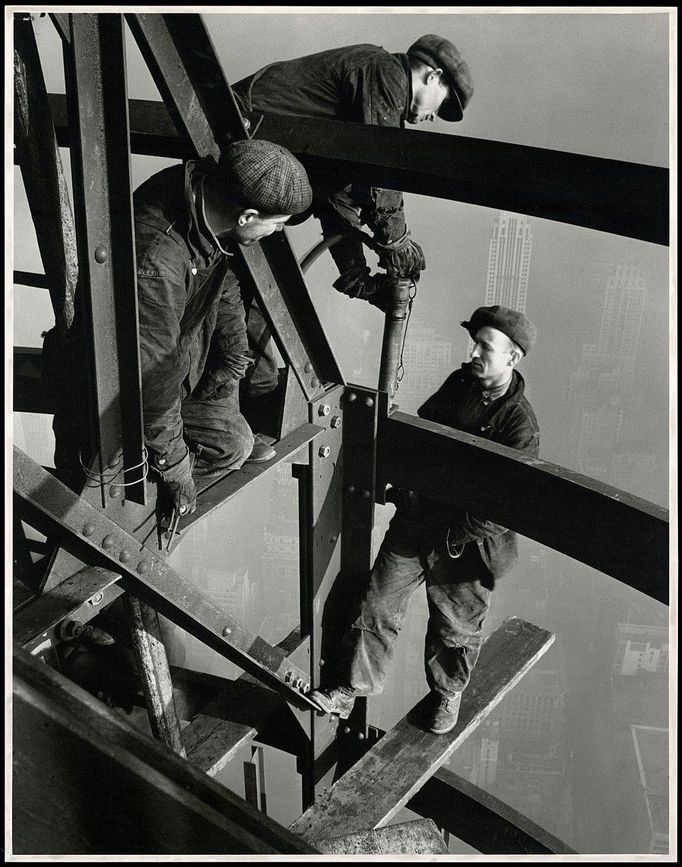 Lewis Hine, Tři nýtovači, Empire State Building, 1931