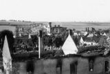 Pohled 11. června 1942 na střed Lidic od jihozápadu. Opět unikátní snímek pořízený tajně českým četníkem Josefem Sýkorou.