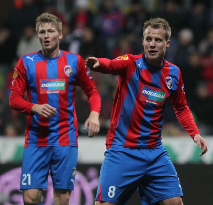 Fotbalisté Plzně Václav Procházka (vlevo) a David Limberský slaví gól v utkání proti Hapoelu Tel Aviv během Evropské ligy 2012/13.