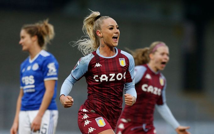 Alisha Lehmannová slaví v dresu Aston Villy gól v síti Leicesteru