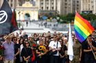 Náměstí zaplnily desítky lidí z různých komunit. Památku Davida Čičkana přišli uctít například aktivisté LGBT, umělci, ale i obyčejní Kyjevané.