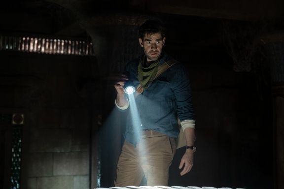 John Krasinski jako Luke ve filmu Pramen mládí.