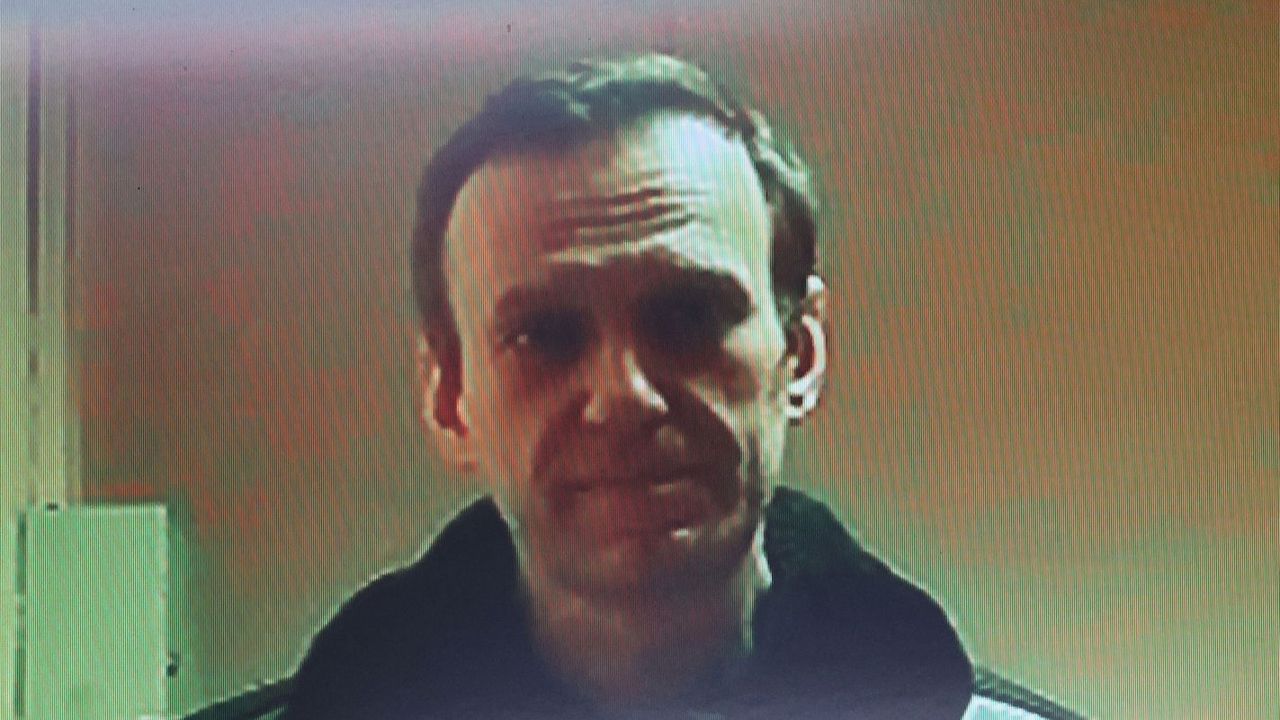 Navalného usmrtili ranou pěstí do srdce, tvrdí kritik ruského režimu Osečkin