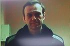 Navalného usmrtili ranou pěstí do srdce, tvrdí kritik ruského režimu Osečkin