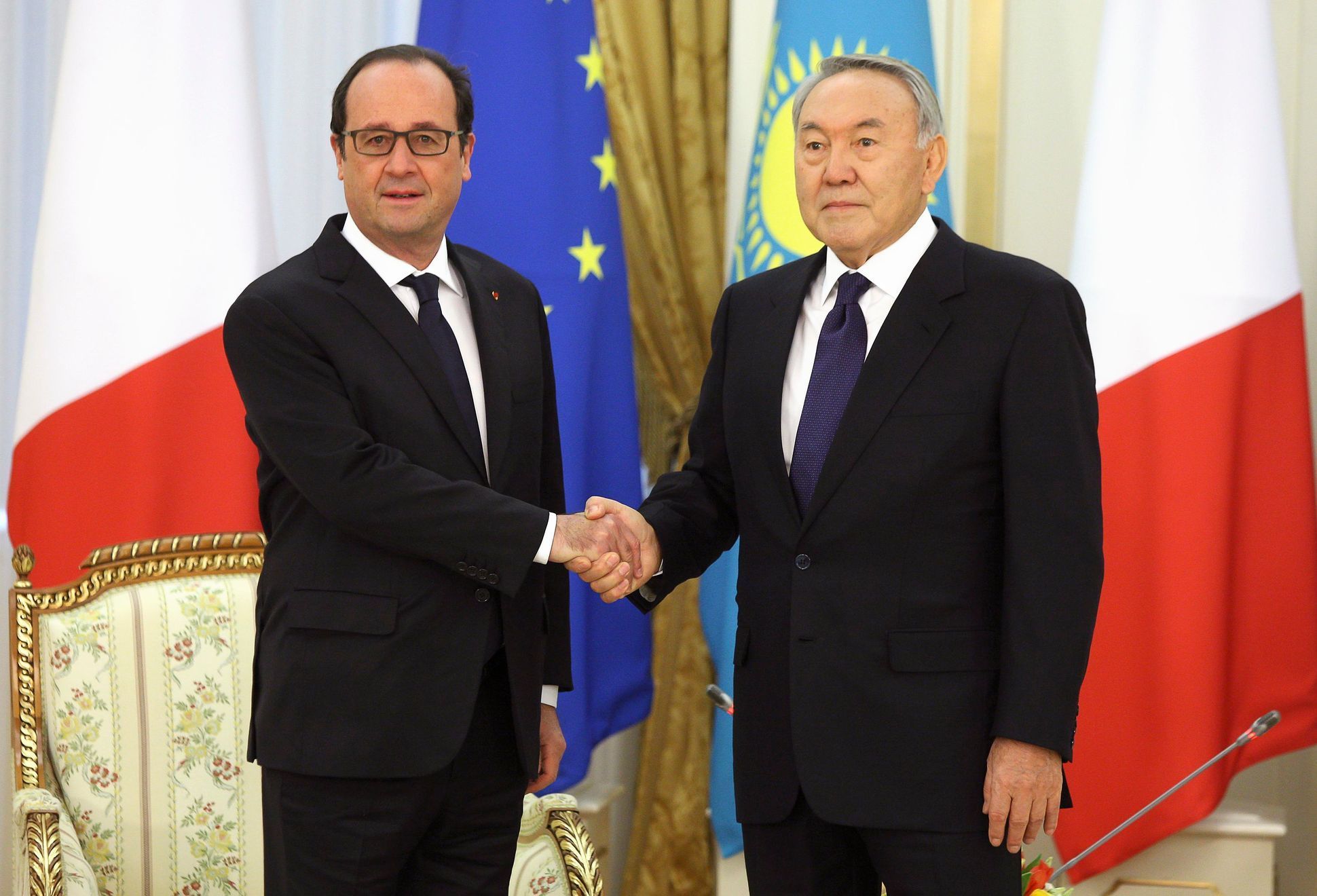French President Hollande shakes hands with his Kazakh counterpart Nazarbayev in Astana