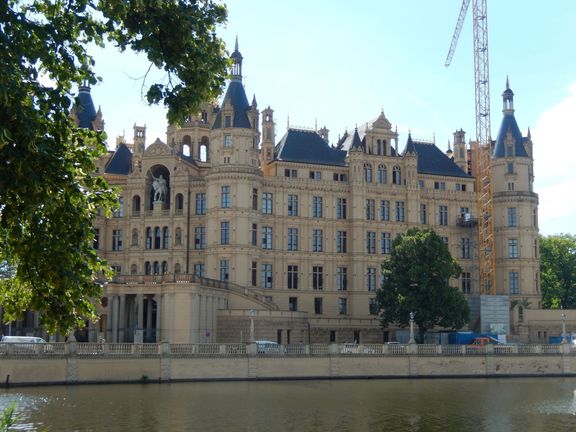 Parlament spolkové země Meklenbursko-Přední Pomořansko sídlí na ostrově ve schwerinském zámku.