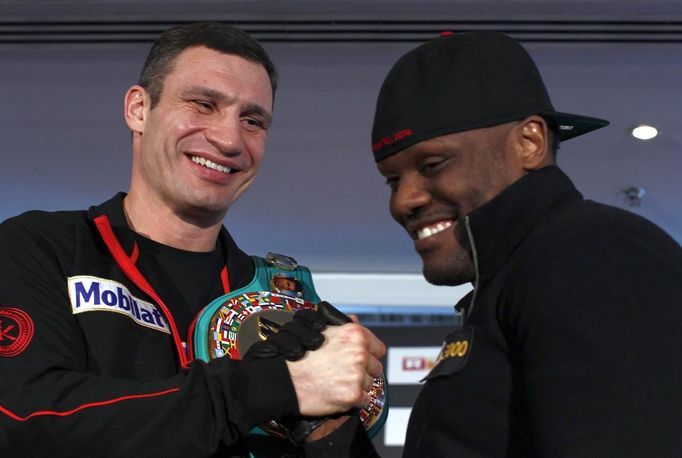 Vitalij Kličko (vlevo) a Dereck Chisora