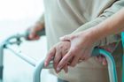 V Česku chybí tisíce pečovatelů pro seniory a postižené. Jejich výdělek má k průměrné mzdě daleko