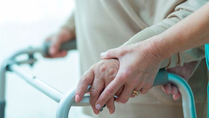 Pečovatelé a pečovatelky v domovech či domácnostech seniorů si přijdou v průměru pouze na 19 058 korun hrubého.