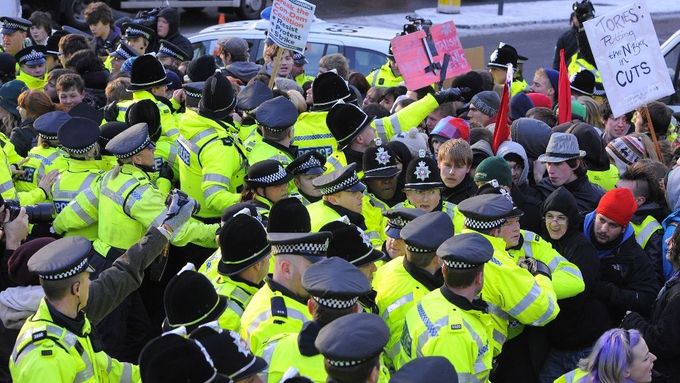 Demonstrace britských studentů proti zvýšení školného, listopad 2010.