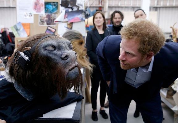 Princ Harry si ve filmovém studiu prohlíží masky z filmu Star Wars.