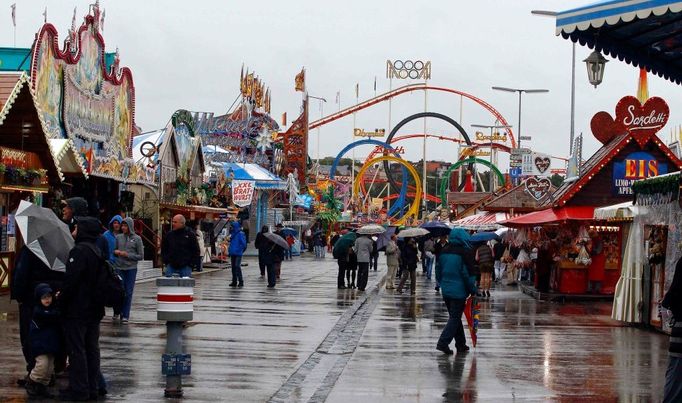 Deštivo na Oktoberfestu v Mnichově