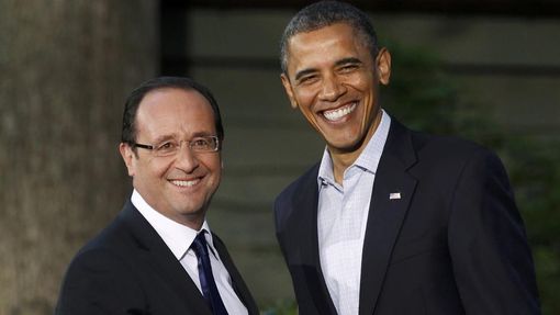 Americký prezident Barack Obama vítá francouzského prezidenta Francoise Hollanda na Summitu G8 v Camp Davidu.