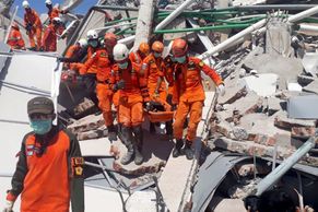 Fotky: Ruiny, mrtvoly na ulici i rabování. Indonésie bojuje s následky zemětřesení