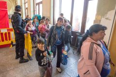 Romové z nádraží se stěhují do Malešic. Podle dobrovolníků stany nebudou stačit