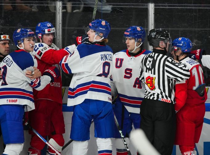 Hromadná potyčka v utkání Česko - USA na juniorském MS 2024. Američané vyhráli 4:3 na nájezdy.