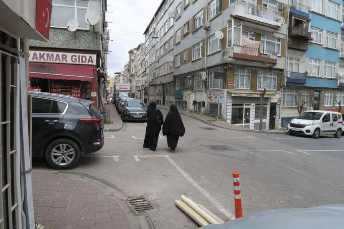 V ulicích Istanbulu je možné potkat plně zahalené ženy i studentky v krátkých sukních.