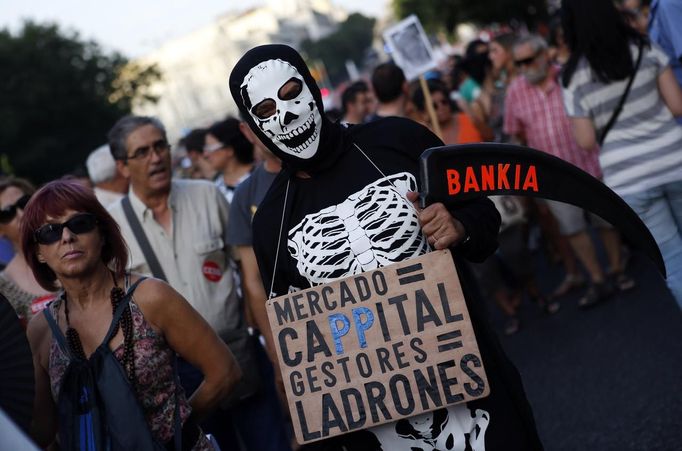 A demonstrator dresses as an skeleton during a protest against government austerity measures in Madrid July 19, 2012. A protest movement against the centre-right Spanish government's latest austerity measures swelled on Thursday as public sector workers stepped up demonstrations in Madrid and around the country after more than a week of spontaneous action. The placard reads, "Market, money management thieves" REUTERS/Susana Vera (SPAIN - Tags: CIVIL UNREST BUSINESS POLITICS)