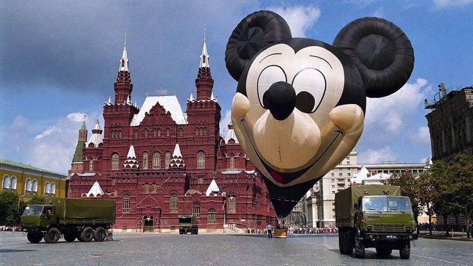 Balon ve tvaru Mickey Mouse, Disneyho nejznámější postavičky, na Rudém náměstí v Moskvě, červenec 1991.