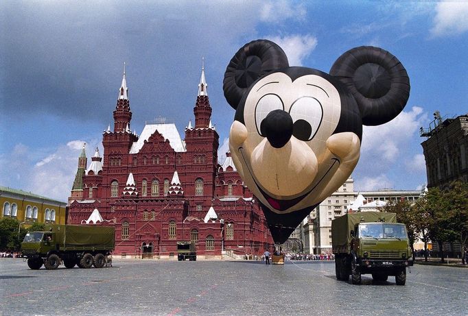 Balon ve tvaru Mickey Mouse, Disneyho nejznámější postavičky, na Rudém náměstí v Moskvě, červenec 1991.