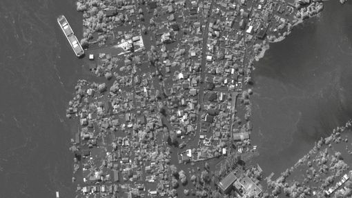 Satelitní snímek společnosti Maxar Technologies, na kterém je vidět řada zatopených měst a vesnic.