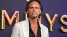 Na snímku z předávání cen Emmy je herec Walton Goggins.