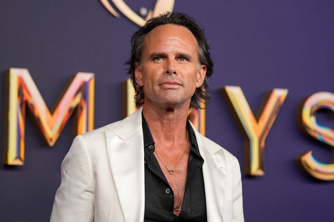 Na snímku z předávání cen Emmy je herec Walton Goggins.