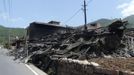 Collapsed houses are seen after an earthquake of 6.6 magnitude, on the side of a road leading from Ya'an city to Luzhou county, in Ya'an, Sichuan province April 20, 2013. The earthquake hit southwestern China's Sichuan province on Saturday, killing at least 56 people and injuring about 600 close to where a big quake killed almost 70,000 people in 2008. REUTERS/Stringer (CHINA - Tags: DISASTER) CHINA OUT. NO COMMERCIAL OR EDITORIAL SALES IN CHINA Published: Dub. 20, 2013, 7:20 dop.