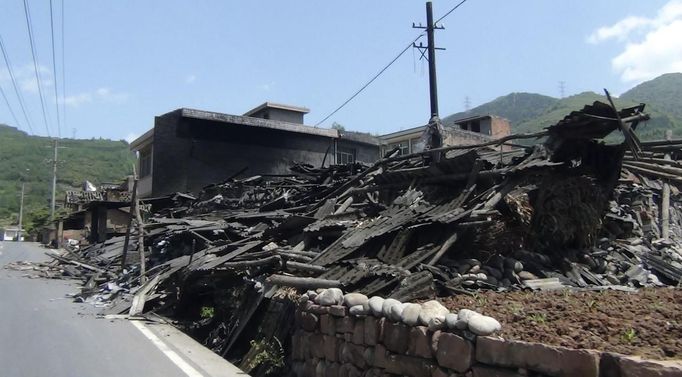 Collapsed houses are seen after an earthquake of 6.6 magnitude, on the side of a road leading from Ya'an city to Luzhou county, in Ya'an, Sichuan province April 20, 2013. The earthquake hit southwestern China's Sichuan province on Saturday, killing at least 56 people and injuring about 600 close to where a big quake killed almost 70,000 people in 2008. REUTERS/Stringer (CHINA - Tags: DISASTER) CHINA OUT. NO COMMERCIAL OR EDITORIAL SALES IN CHINA Published: Dub. 20, 2013, 7:20 dop.