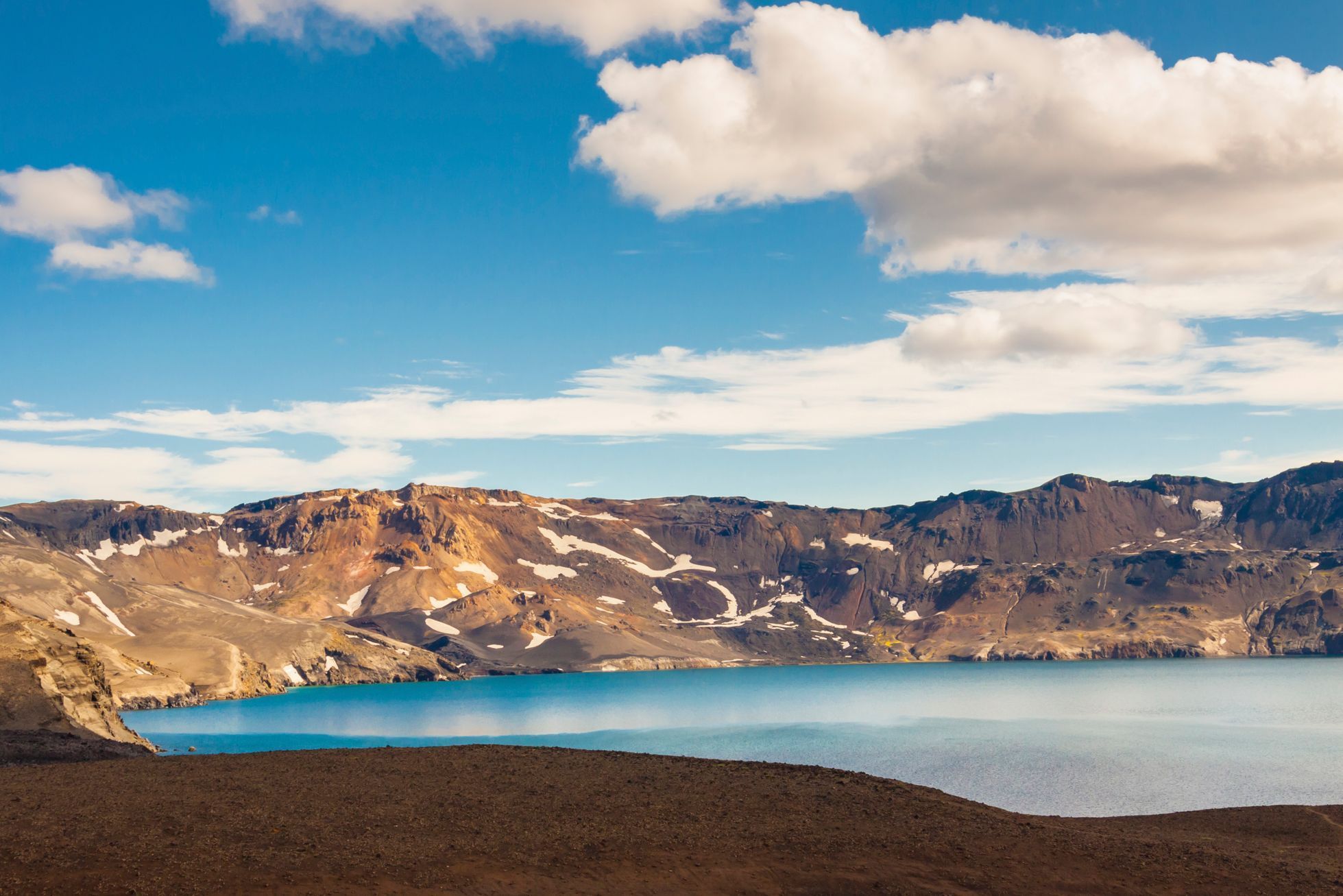 Jezero Oskjuvatn v kráteru sopky Askja, Island