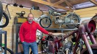 Michal Polák sbíral motorky asi patnáct let, rukama mu jich prošly desítky. Má rád československé stroje.