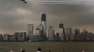 Members of the U.S. Navy Blue Angels fly over the World Trade Center in lower Manhattan as part of the 25th annual Fleet Week celebration in New York, May 23, 2012. REUTERS/Eduardo Munoz (UNITED STATES - Tags: MILITARY ANNIVERSARY TPX IMAGES OF THE DAY) Published: Kvě. 23, 2012, 7:20 odp.