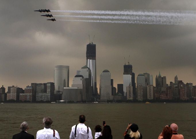 Members of the U.S. Navy Blue Angels fly over the World Trade Center in lower Manhattan as part of the 25th annual Fleet Week celebration in New York, May 23, 2012. REUTERS/Eduardo Munoz (UNITED STATES - Tags: MILITARY ANNIVERSARY TPX IMAGES OF THE DAY) Published: Kvě. 23, 2012, 7:20 odp.