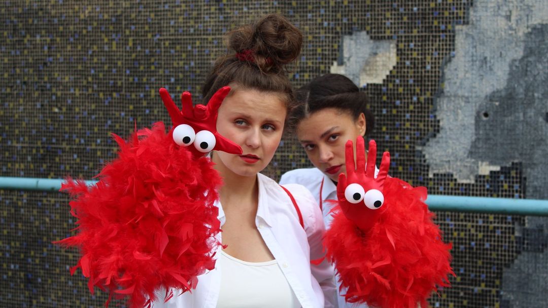 Herečky Karolína Hýsková (vlevo) a Anna Bangoura (vpravo) s maňásky představujícími menstruaci.
