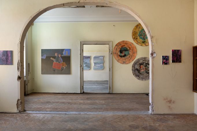 Z přehlídky výtvarných děl Art Index Pop-up v pražském paláci Bellevue. Na snímku díla Josefa Bolfa, Tomáše Císařovského, Julie Grybošové a Barbory Zentkové.