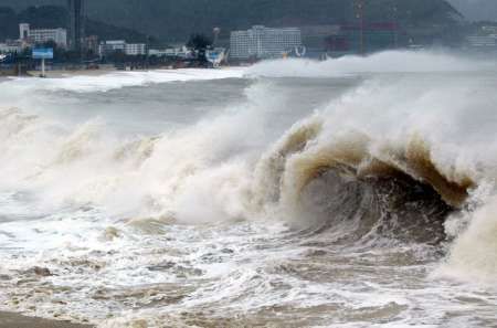Tajfun udeřil v Asii, milion na útěku