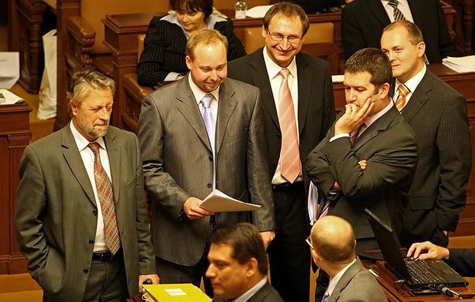 Ztrácí poslanci hlasováním o nedůvěře vládě čas? Sociální demokraté to považují za opodstatněné.