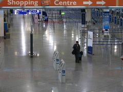 Letištní terminál v Aténách zel ve středu dopoledne prázdnotou.
