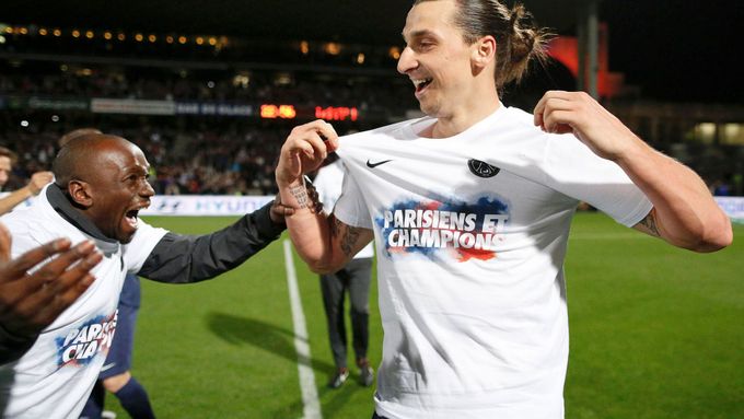 Fotbalisté Paris St. Germain slaví francouzský titul (Ibrahimovič)