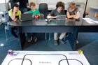 V říjnu odstartoval projekt, který testuje nové učebnice informatiky v sedmdesáti školách v Česku. Děti by se podle nich měly seznamovat se světem robotů a programování.