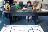 V říjnu odstartoval projekt, který testuje nové učebnice informatiky v sedmdesáti školách v Česku. Děti by se podle nich měly seznamovat se světem robotů a programování.