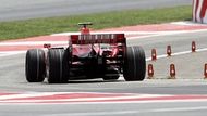 Kimi Räikkönen jede se svým poškozeným Ferrari do boxů v Barceloně.