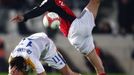 Německý fotbalista Manuel Friedrich v souboji s Kypřanem Michaelem Constantinouem v kvalifikačním utkání o postup na EURO 2008.