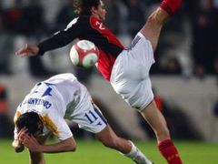 Německý fotbalista Manuel Friedrich v souboji s Kypřanem Michaelem Constantinouem v kvalifikačním utkání o postup na EURO 2008.